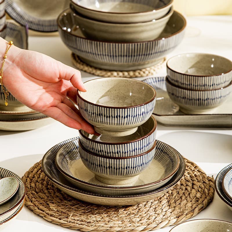 Japanese-style ceramic dinnerware set, underglaze bowls and plates, home-use rice bowls with a premium feel, dishes for vegetables, noodles, salad, and soup