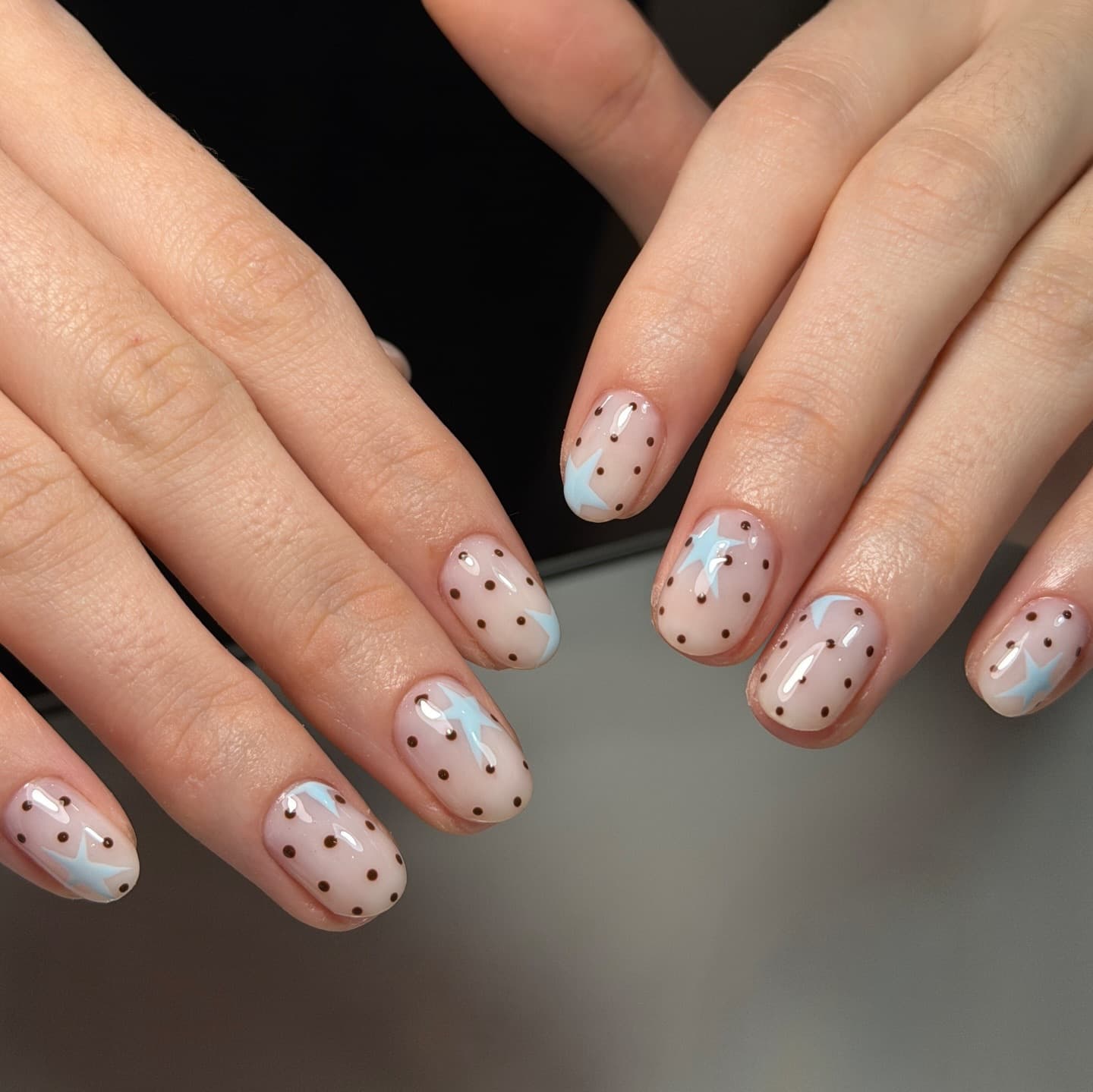 24 pieces of white hand-painted retro transparent blue polka dot nails short wearable nails ice transparent blue background polka dot manicure wholesale