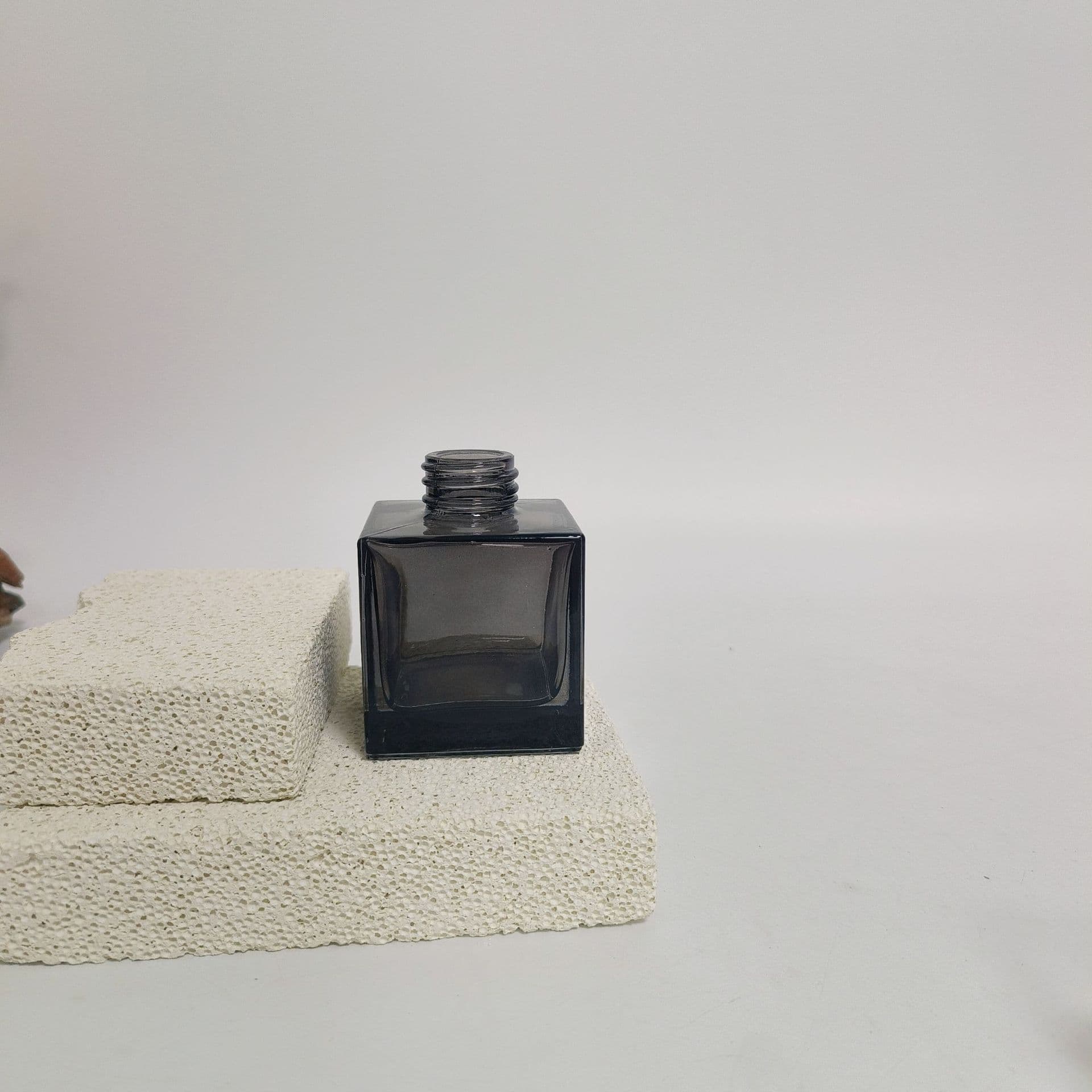 Factory Supply Nordic Simple Style Transparent Black Aroma Bottle High-End Flame-Free Reed Diffuser Bottle