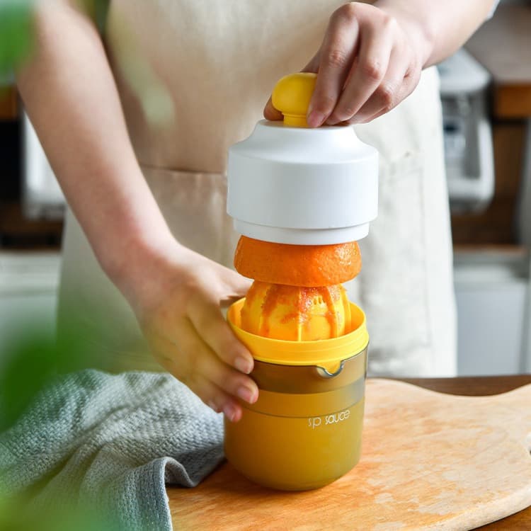 Simple Manual Juicer Small Portable Orange Juice Cup Household Press Fruit Orange Lemon Juicer