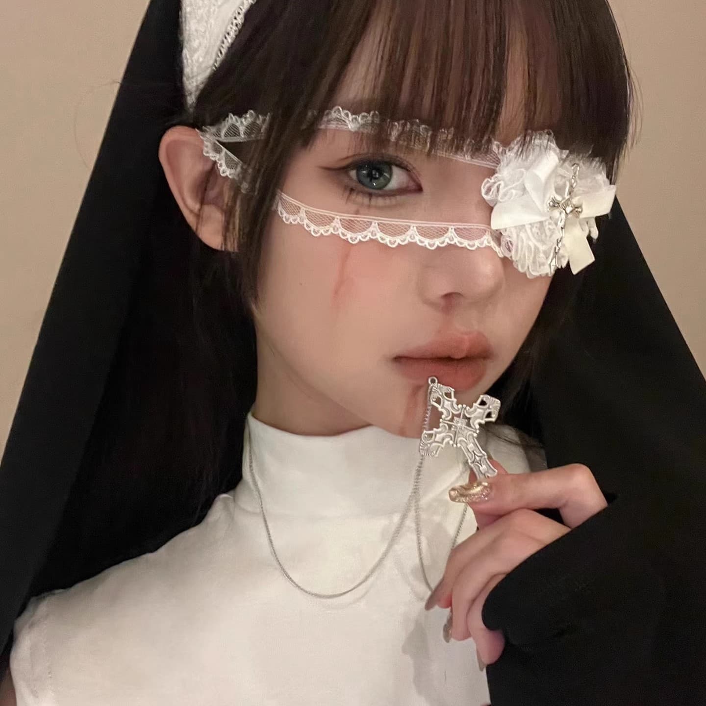 Gothic white lace heart eye patch, punk sweet-cool style for Halloween, dark cross photo cosplay accessory.