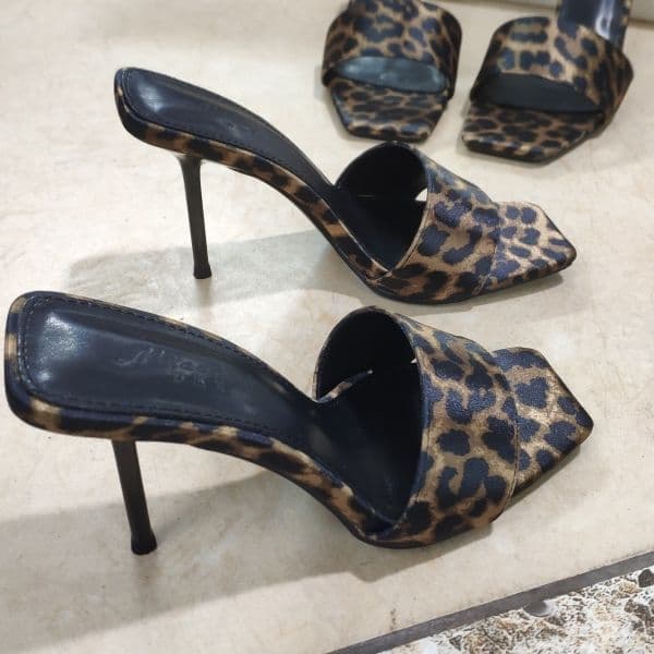 Leopard print one-line high-heeled hot girl sandals, sexy temperament, stiletto heels, socialite sandals for outer wear, 2025 summer and autumn new style