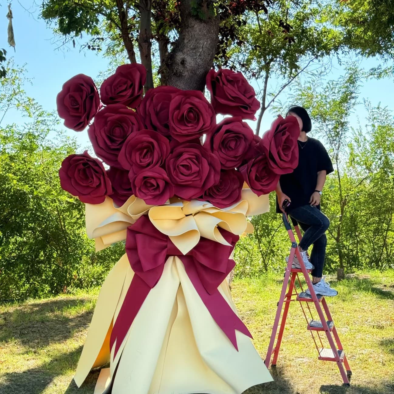 Giant rose bouquet hugging the tree Spring Festival big tree street lamp decoration simulated flower outdoor street scene beautiful Internet celebrity large bouquet