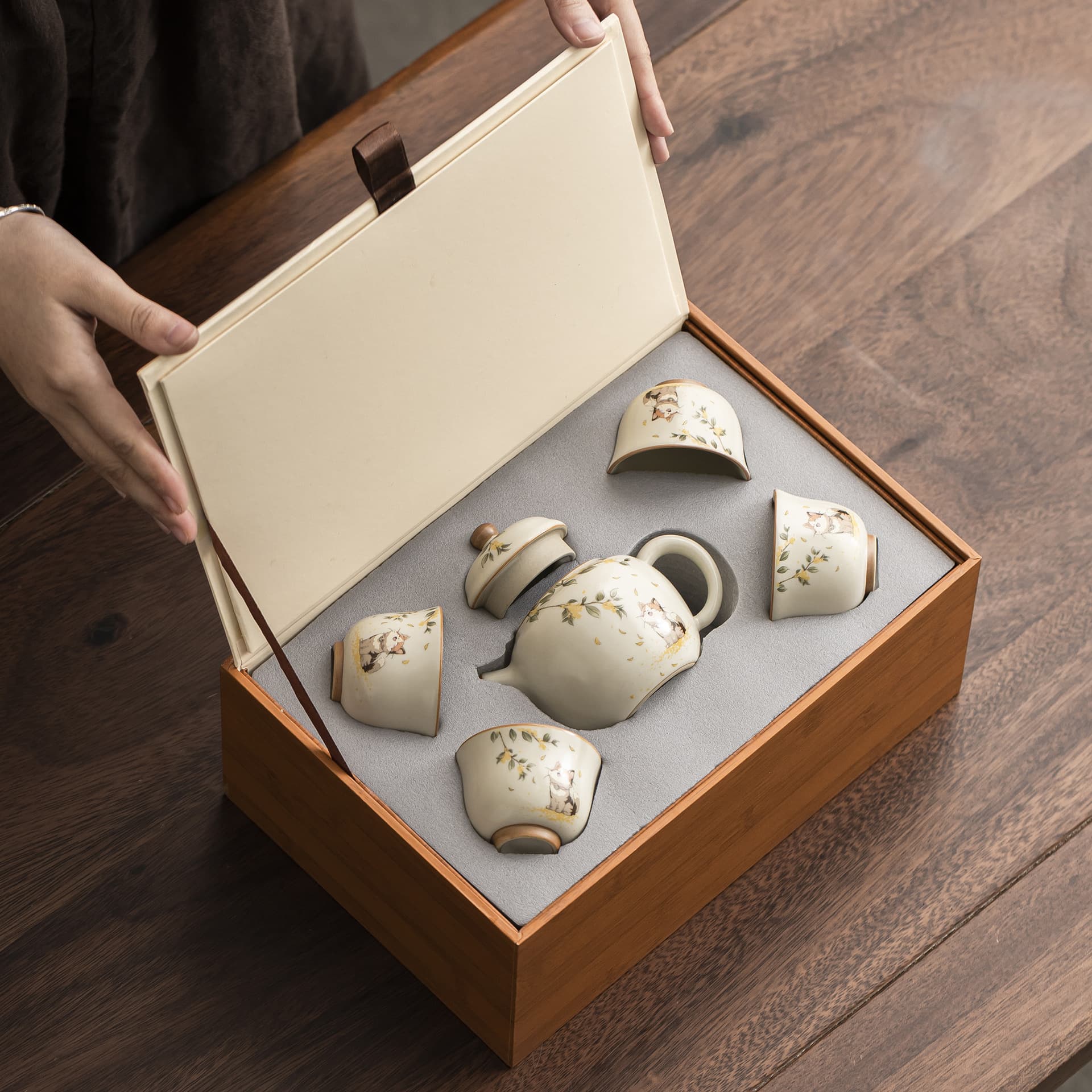 Beige Ruyao Kung Fu Tea Set suit Dry Soaking Tea Tray One Pot Four Cups Household High-grade Soaking Tea Pot Anti-scalding Small Set