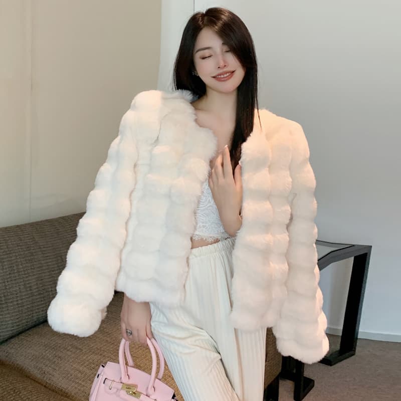Real Shot Winter Stylish Women's Eco-Friendly Faux Leather Jacket Short Thick Faux Otter Fur High-End Fluffy Coat