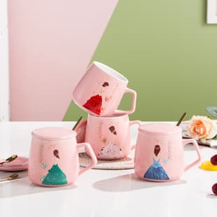 Trendy girl ceramic mug, creative new mug, cartoon with lid and spoon, office water cup, store anniversary small gift cup