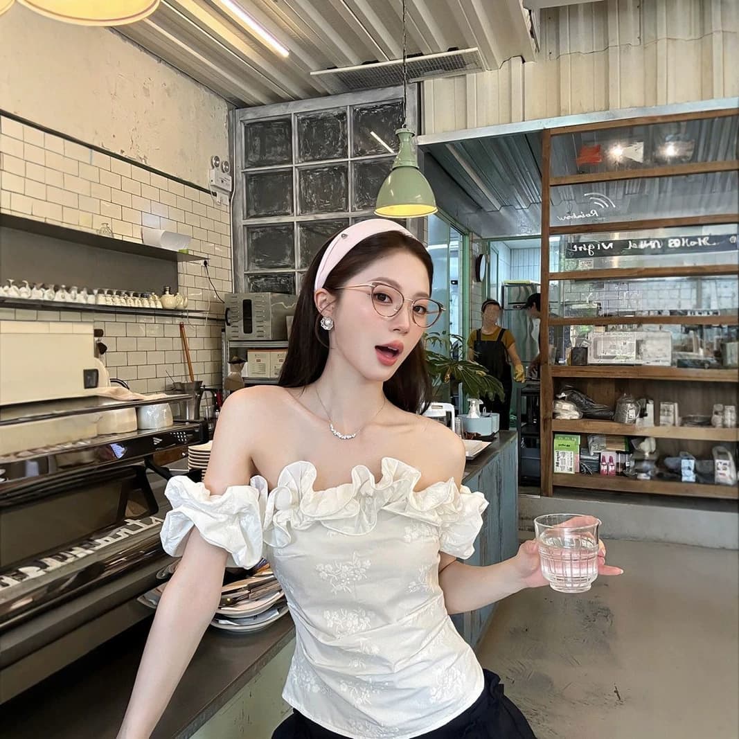 Korean-style Elegant One-Shoulder Floral Knit Top for Women, Summer Design with Lace Trim, Waist-Cinching Slim Fit, Trendy and Unique