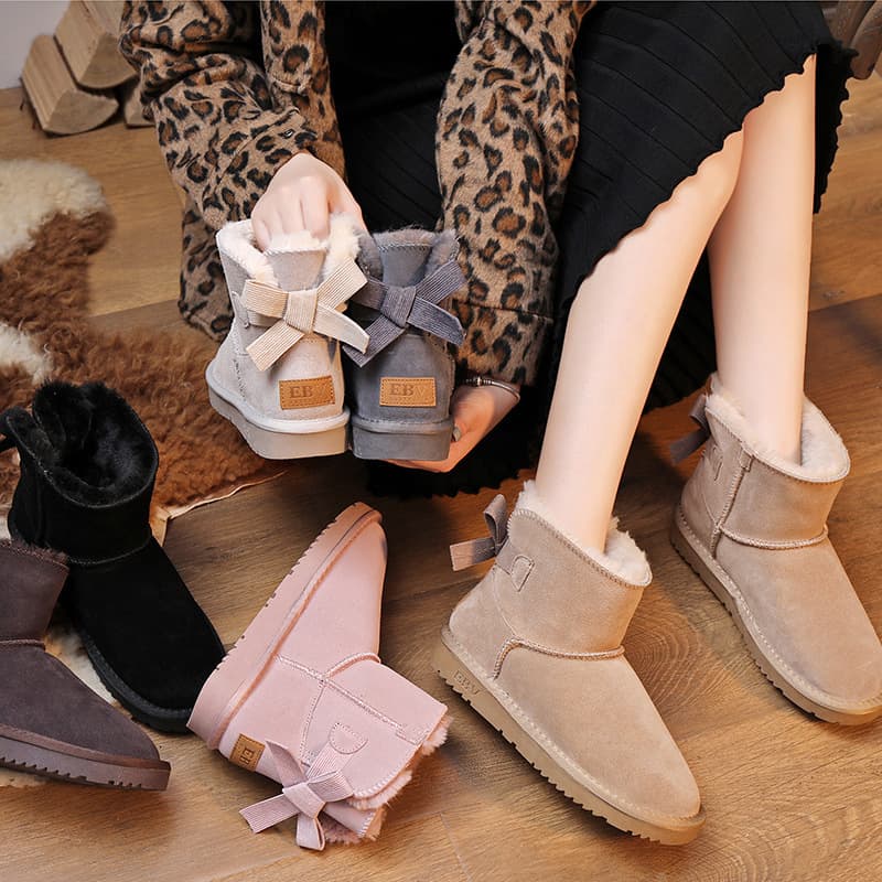 2025 New Genuine Leather Snow Boots for Women, Fur-Lined One-Piece, Thickened and Warm, Non-Slip Cotton Shoes for Northeast Outdoor Women