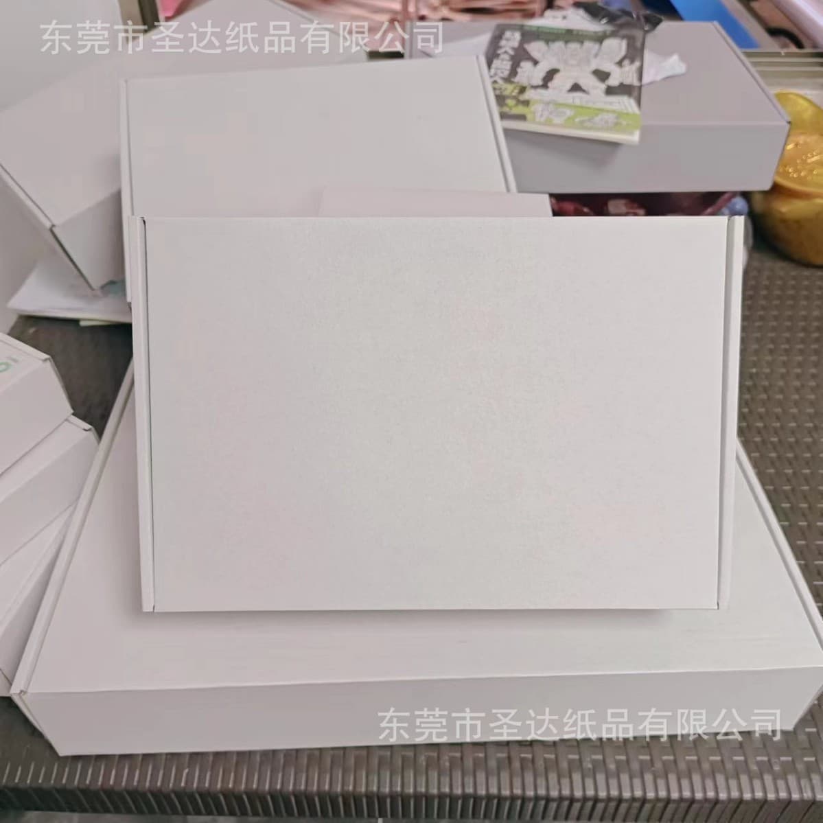 Extra-rigid white mailer box for T-shirt clothing packaging, folding jewelry box, express cardboard box, gift box, e-commerce wholesale in stock