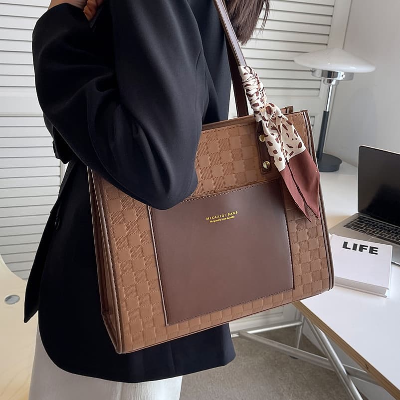 2026 New Trendy Large Tote Bag for Women, High-Capacity Commuter Shoulder Bag with Premium Texture