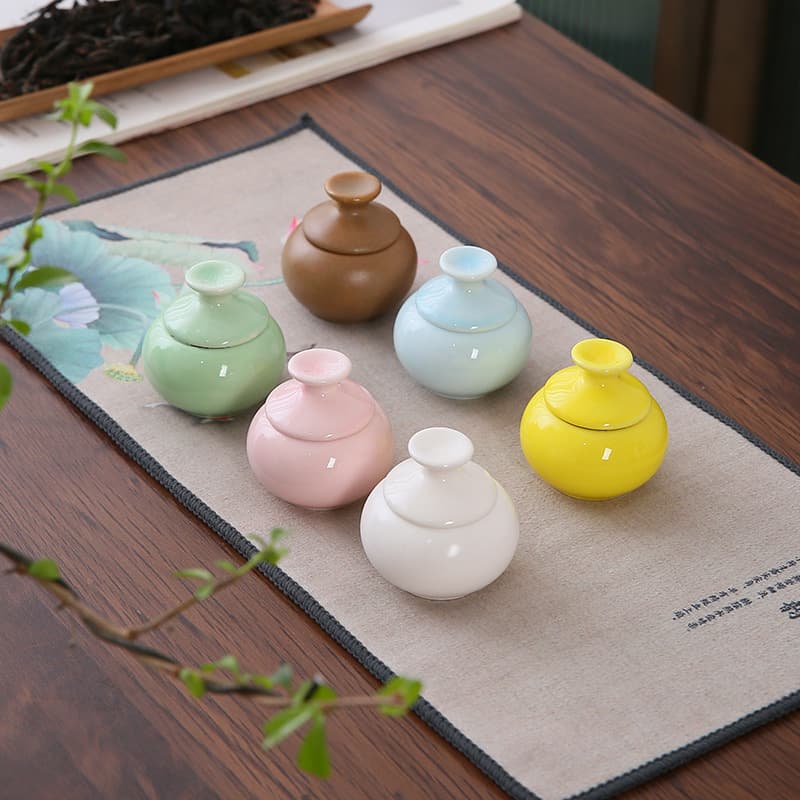 Mini ceramic cosmetic jars for powder, sealed tea caddies with lids, antique-style lipstick and rouge containers.