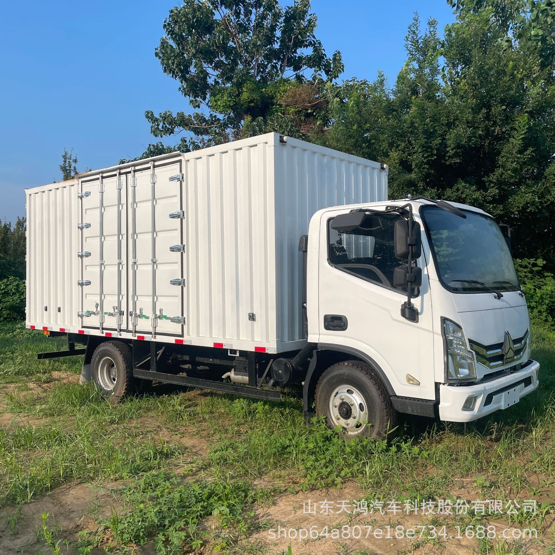 Overseas supply Sinotruk HOWO front four rear eight - 9.6m box truck transport truck