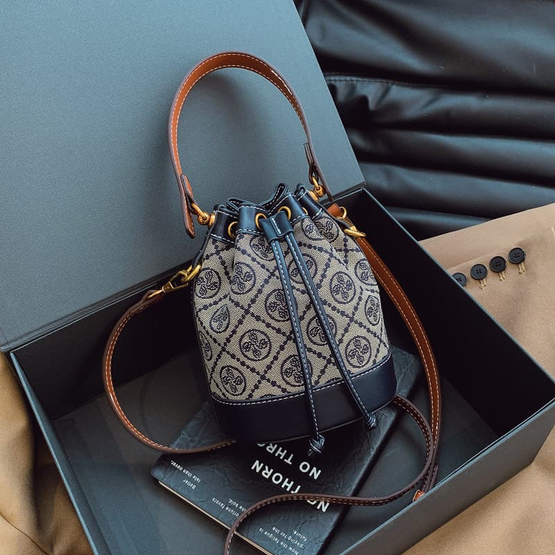 Laohua Light Luxury Portable Bucket Bag Commuting Large Capacity Bag Women's 2026 New TB Autumn and Winter Single Shoulder Crossbody Bag