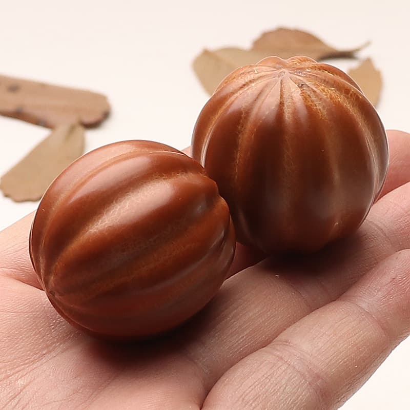 Factory direct supply of Brazilian olive pit hand-carved beads, a pair of health balls, olive pit carvings for play and enjoyment.
