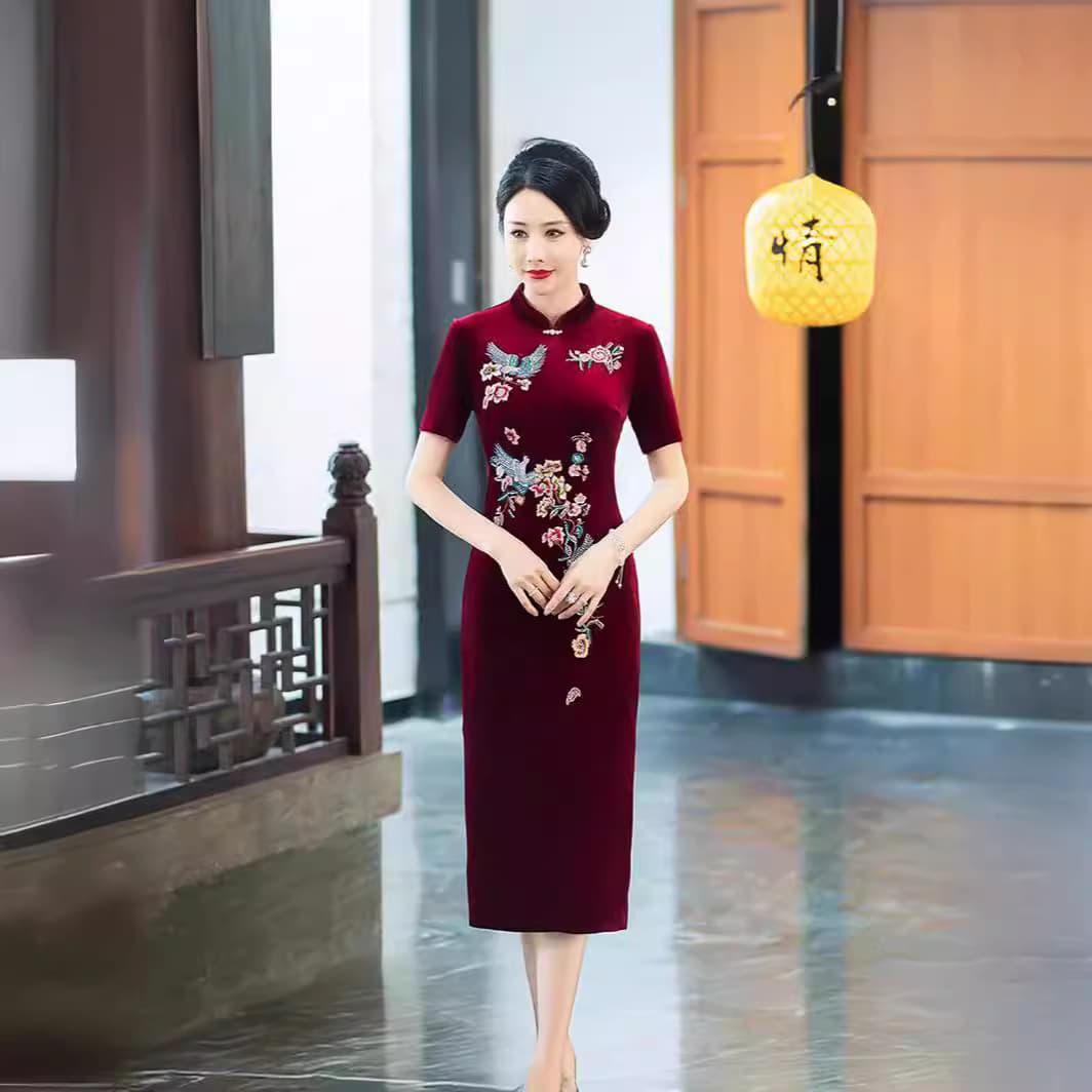 2024 velvet embroidered cheongsam for young mothers at wedding banquets, a modified version of wedding attire as a dress.