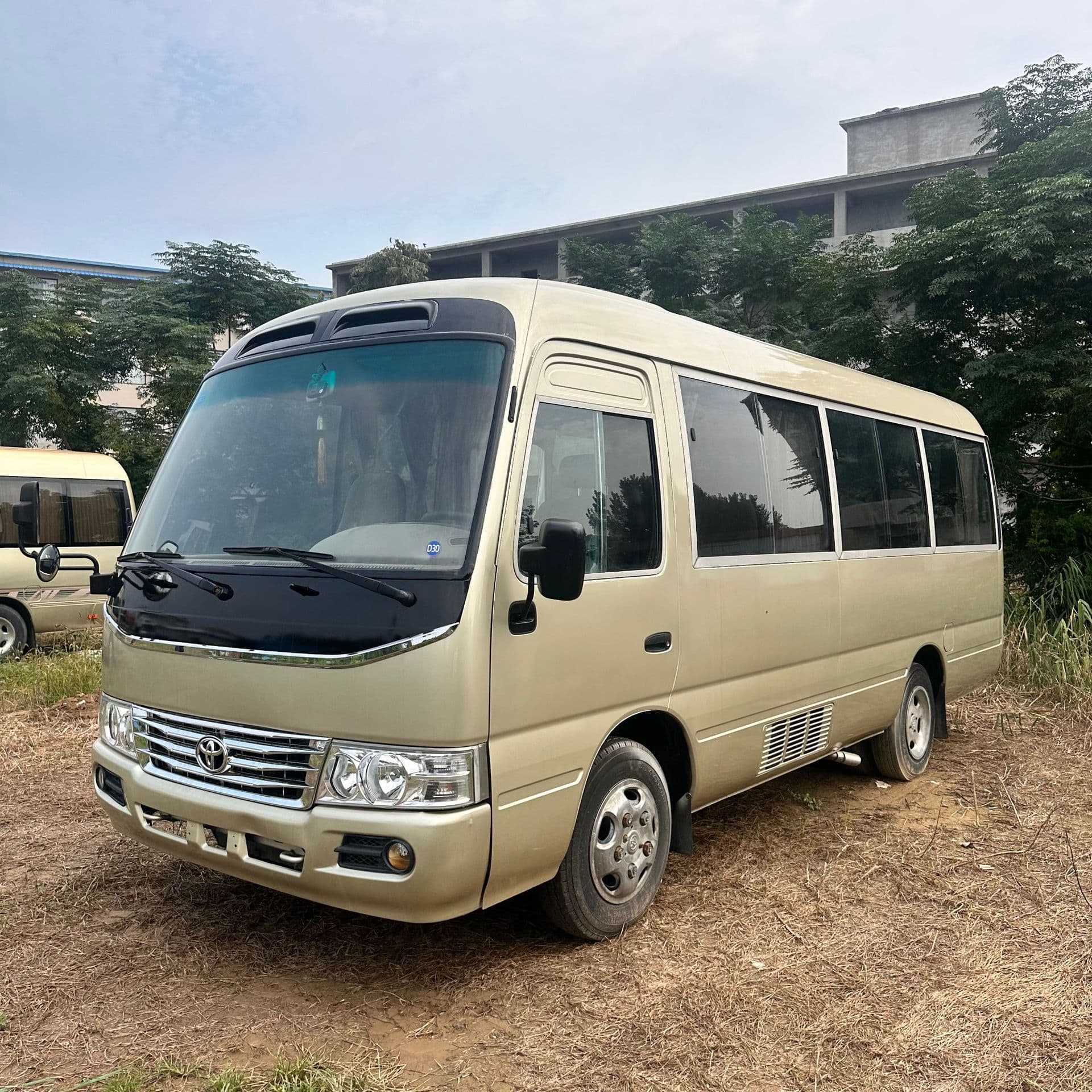 Export 19-23 Seater Coach Coaster Comfortable Driver Cabin Luxury Passenger Cabin Automatic Door Anti-slip Tires