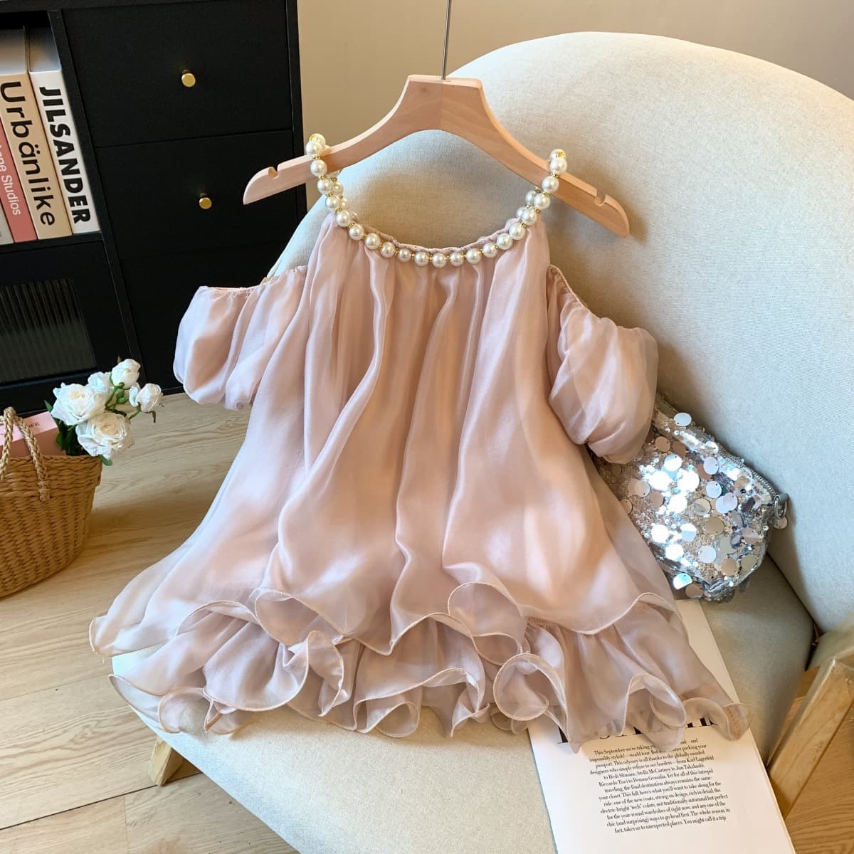 Real shot of gentle style, pure desire, sexy off-shoulder suspender chiffon shirt, three-dimensional pearl chain, super fairy mid-length top