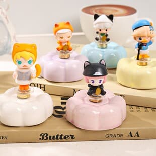 Maneki Neko Series Cartoon Rotating Exquisite Gift Car Bubble Center Console Rotating Ornament Office Desk Decoration