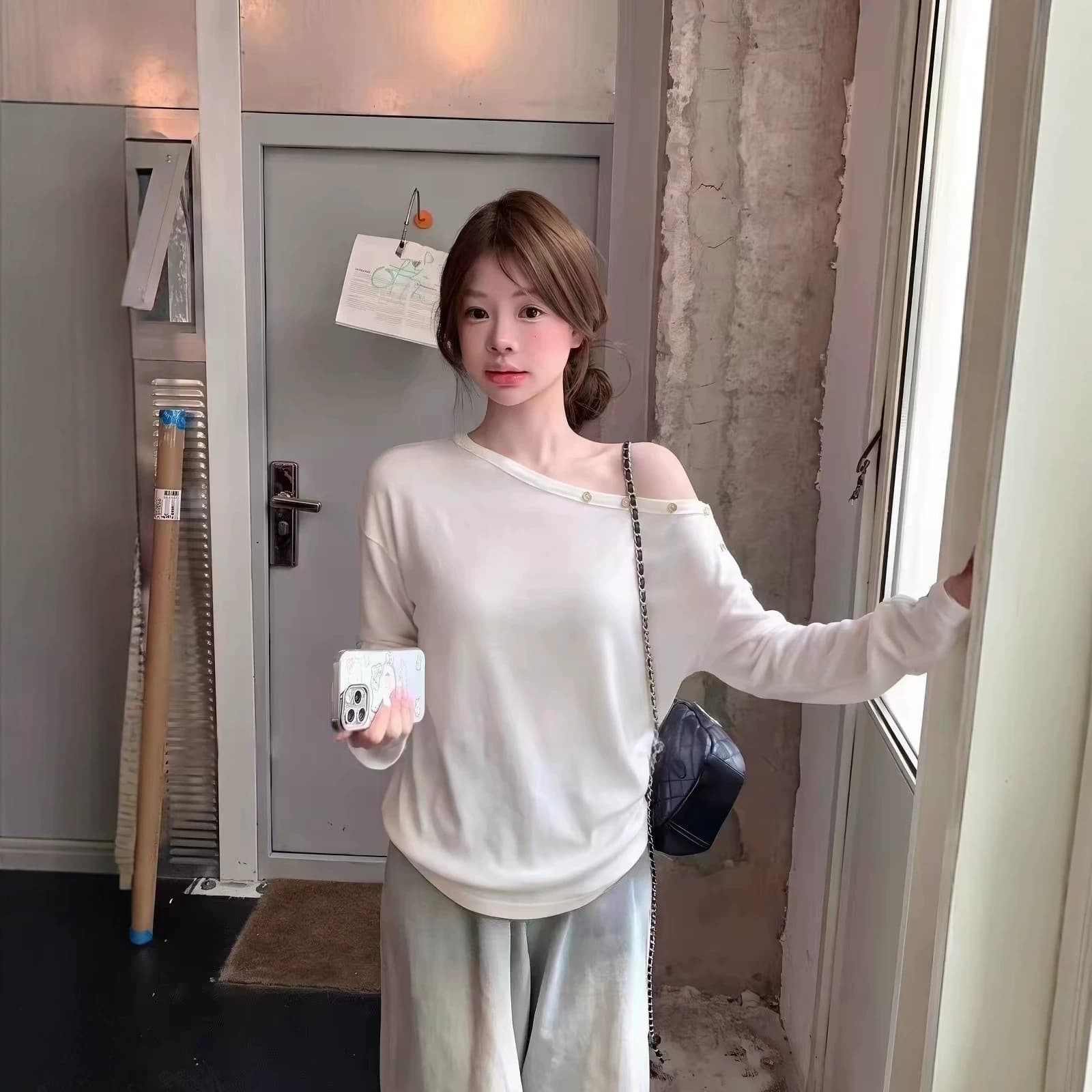 [In-Stock from Our Own Factory] Button One-Shoulder Long-Sleeve T-Shirt Women's Fall 2026 New Loose Off-Shoulder Top