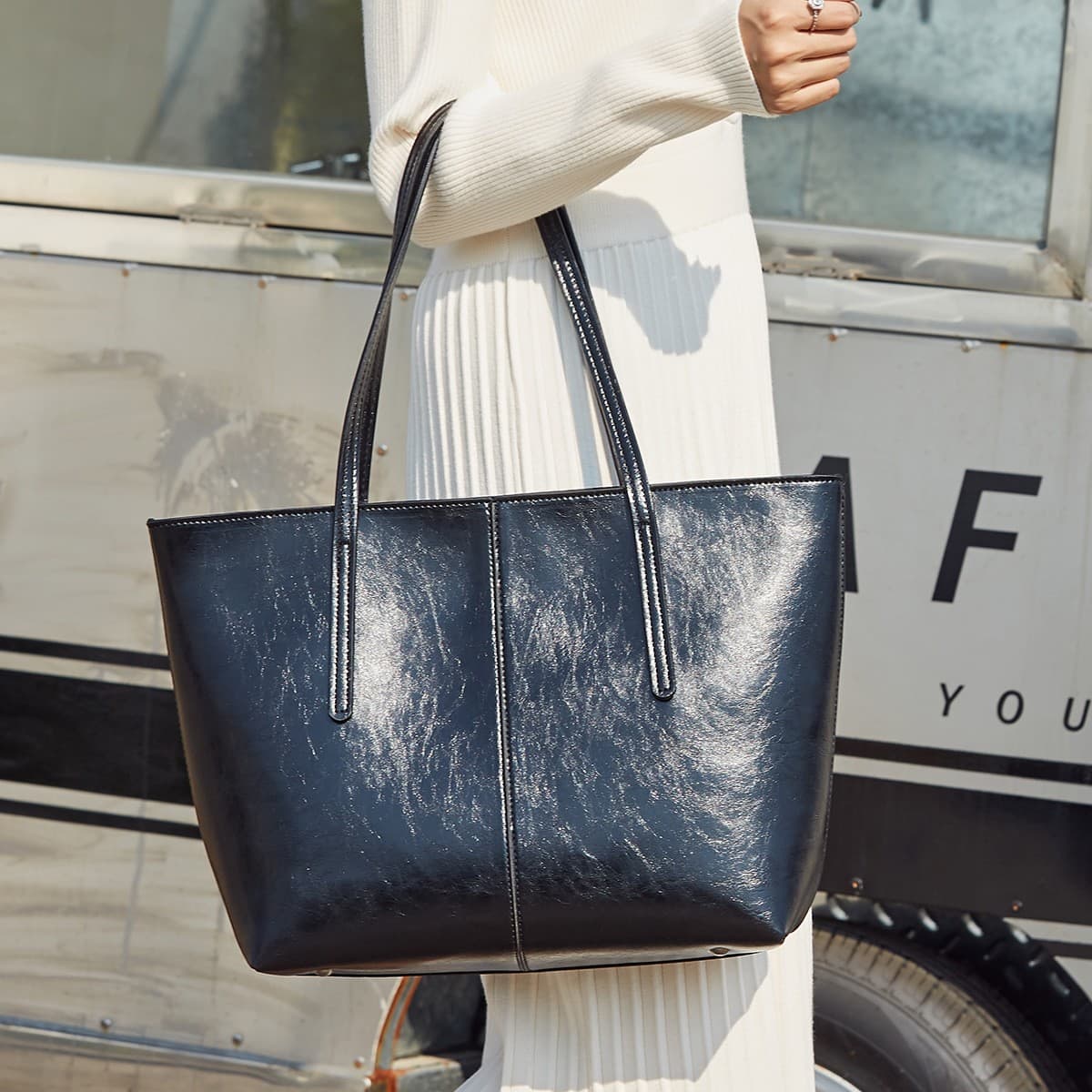 European and American retro waxed leather shoulder bag, daily casual, versatile commuting, large-capacity computer commuting tote bag