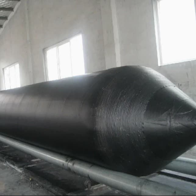 Wear-resistant, low-aging marine launching airbags for shipyard vessel maintenance