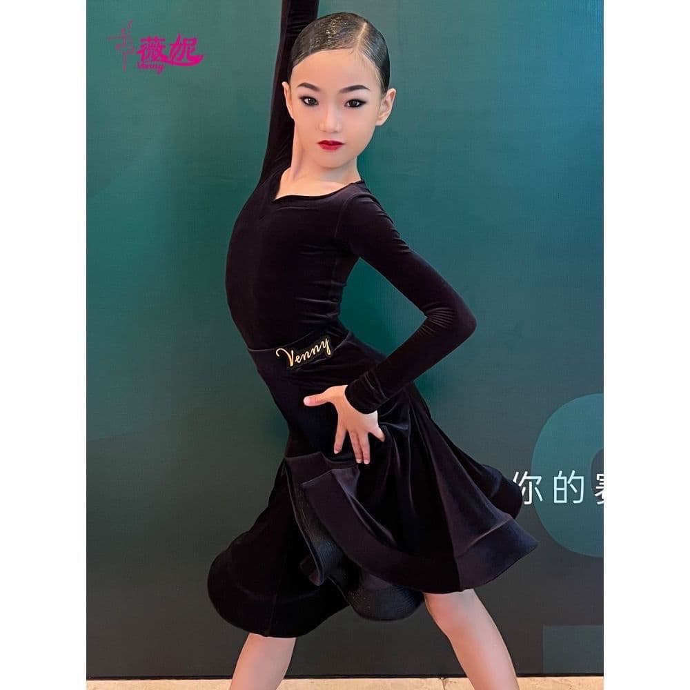 Latin dance professional standards stipulate that practice clothes for girls and children should be new velvet two-piece sets.