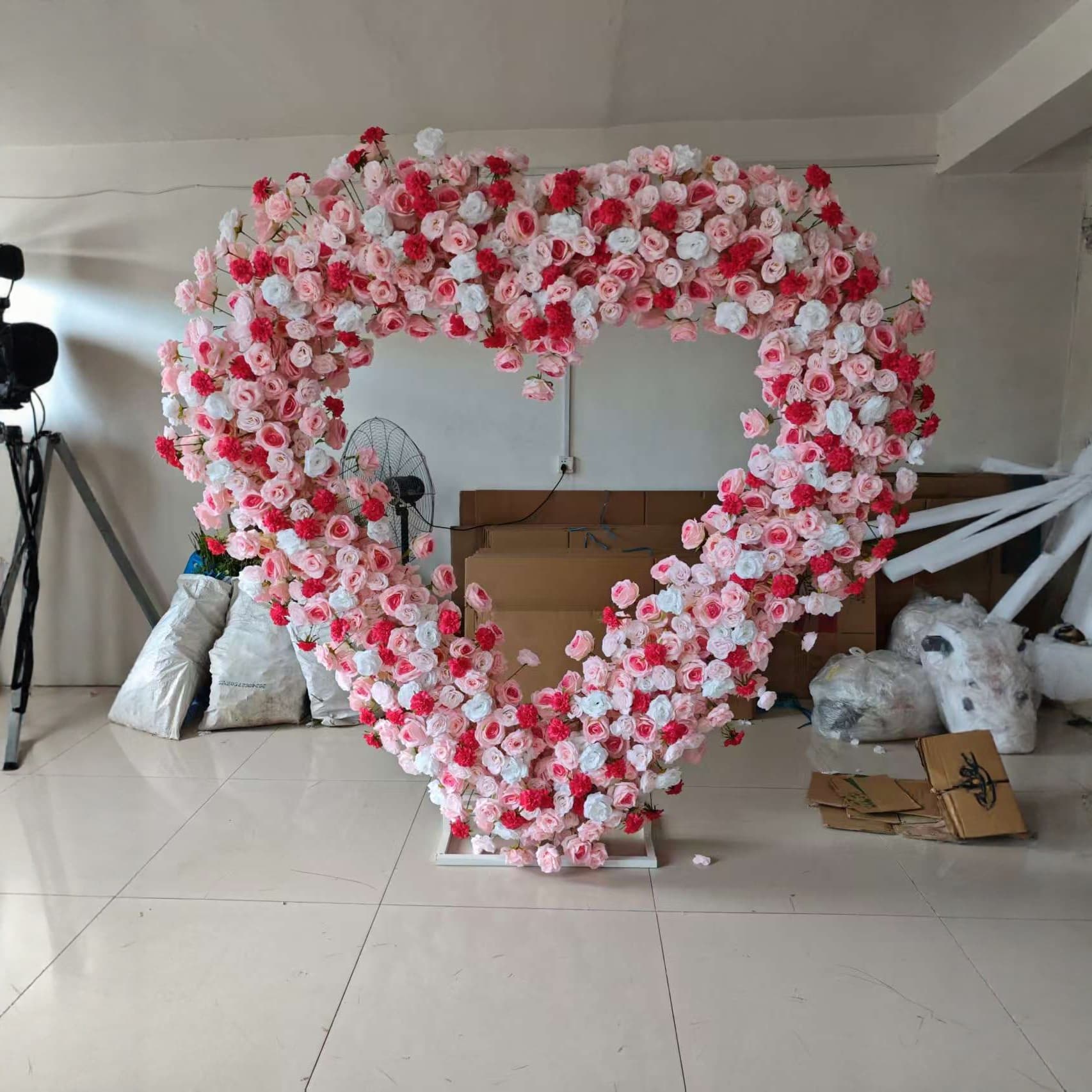 New heart-shaped props, wedding arch, floral shelf, outdoor wedding hall decoration, shooting props, fake flowers