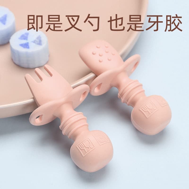 Small order customized children's fork and spoon. Infants and toddlers learn to grasp short-handled fork and spoon. Food-grade silicone soft spoon can grind teeth.