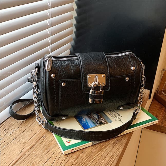 Cross-border Personalized Lock Handbag for Women 2026 New Style Versatile Retro Commuter Underarm Bag Chic Rivet Shoulder Bag