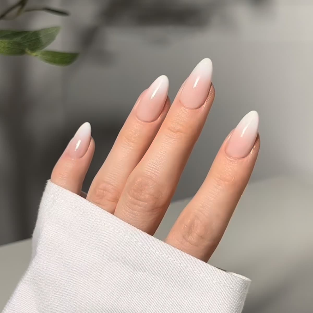 French Gradient European and American Wearable Short Nails with Glitter, Simple Almond-Shaped Press-On False Nails Wholesale