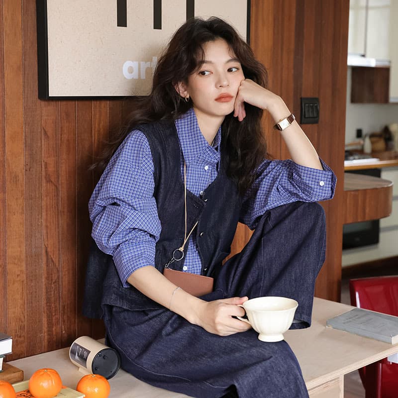 Real Shot 2025 Early Autumn New Retro Hong Kong Style U-Neck Elegant Dark Blue Stacked Denim Vest Women's Top