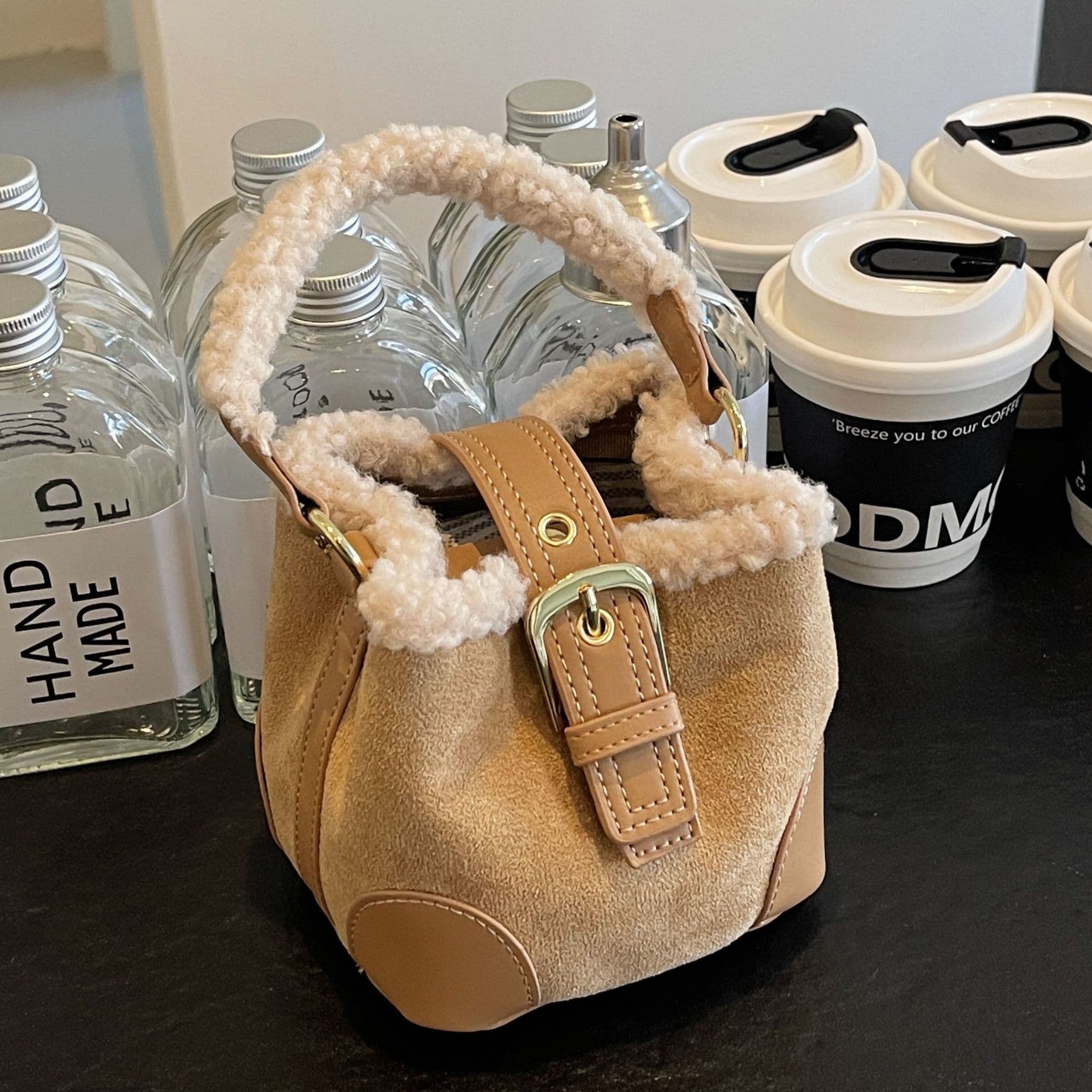 2025 New Retro Plush Shoulder Bag, Lamb Wool Mini Bucket Bag for Autumn/Winter