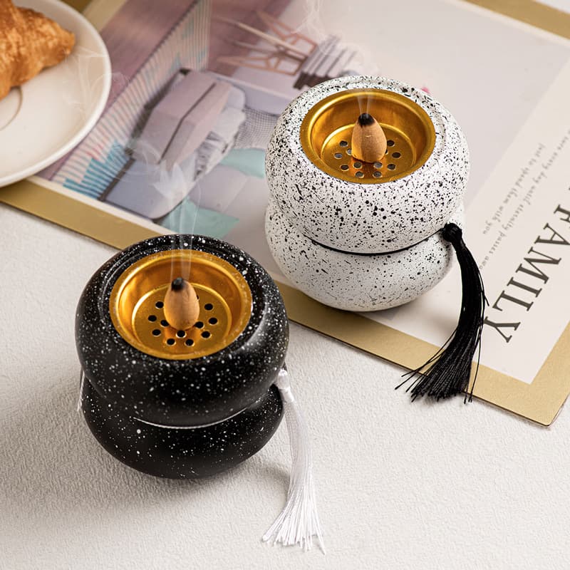 Modern Minimalist Resin Flat Round Incense Burner Middle Eastern Arabic Handheld Aromatherapy Burner Home Desktop Decorative Ornament