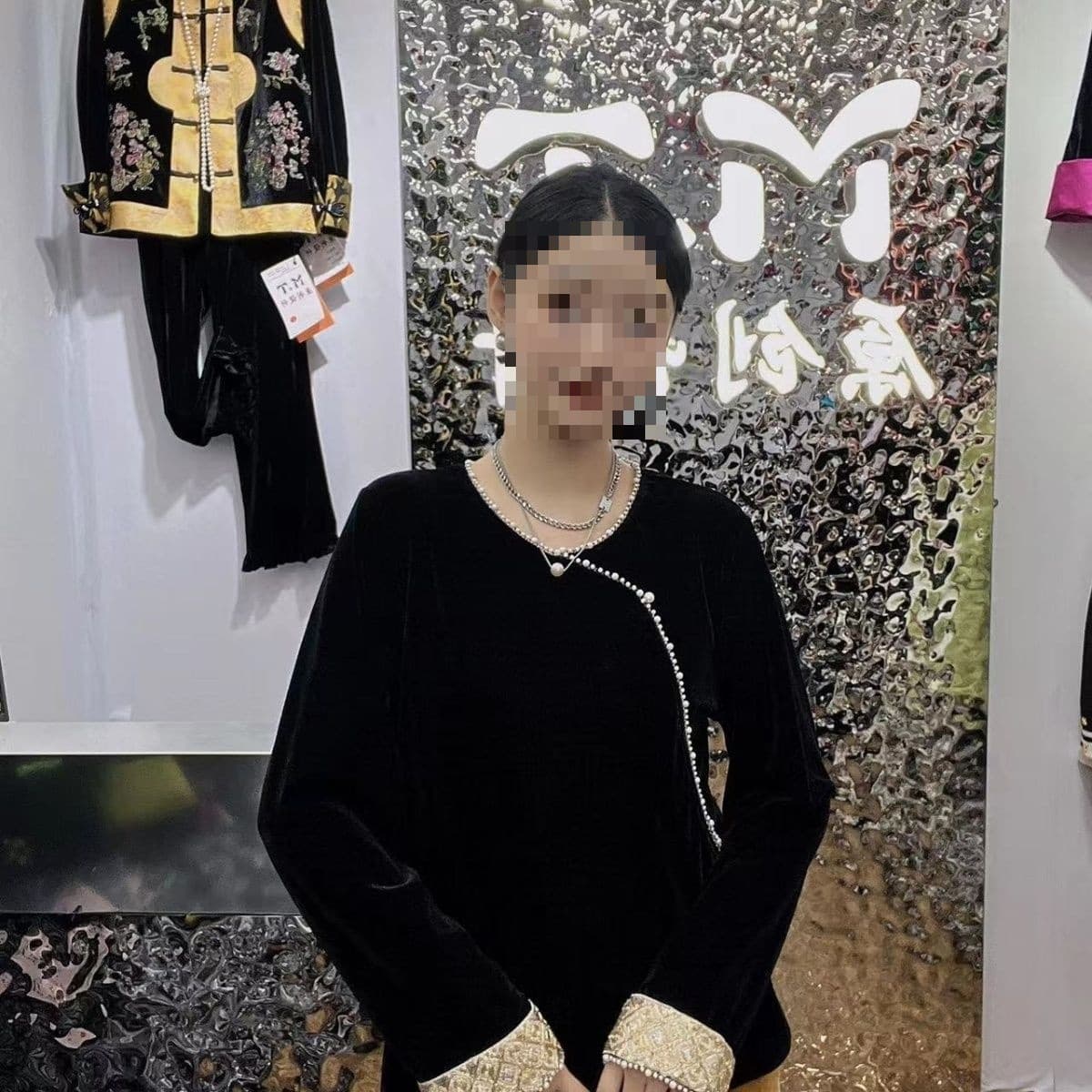 New Chinese style beaded round neck velvet blouse, new spring and autumn style, long sleeve, black retro style top for women.