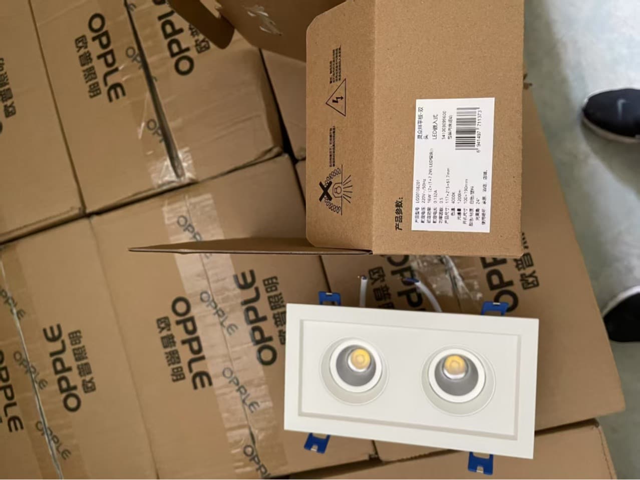 OPPLE LED dual-head spotlight