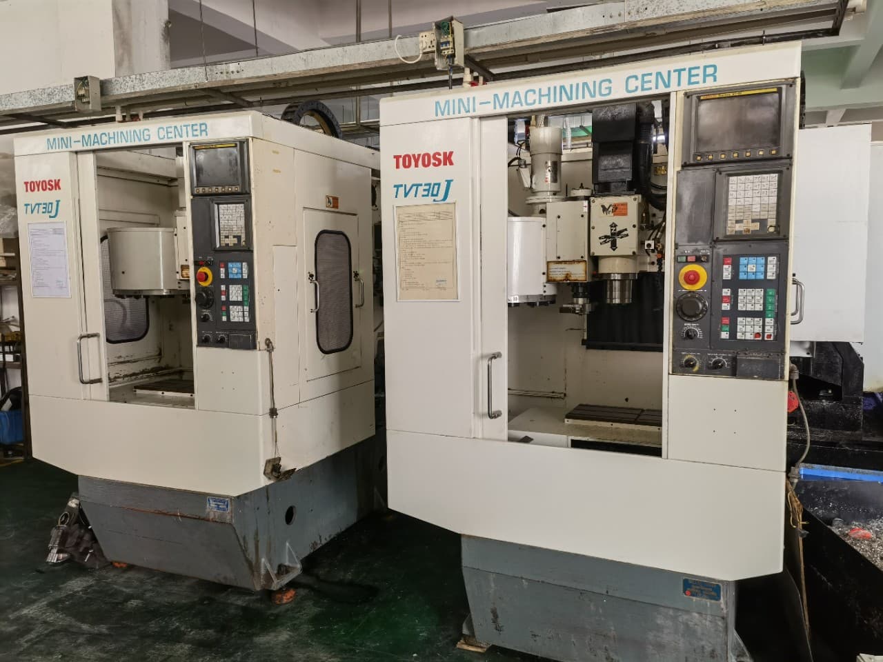 Japanese Toyo small machine with arm-type tool magazine (10 tools), FANUC-21 system, spindle speed 15000 rpm.