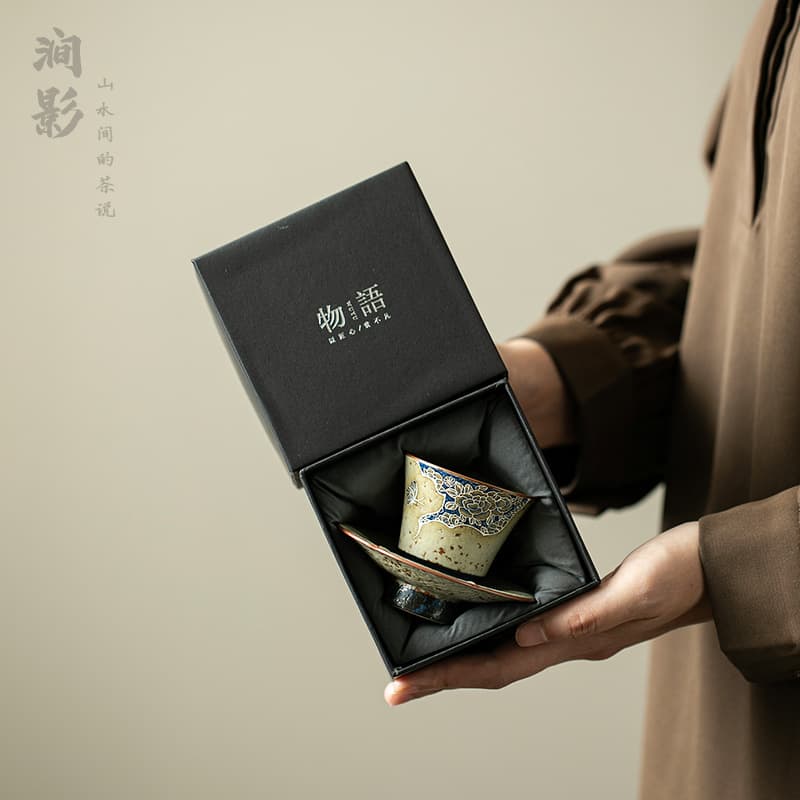 Small Ceramic Tea Cup Guest Cup with Coaster Set, Retro Blue and White Kung Fu Tea Tasting Cup, Single Cup Gift Box, Souvenir