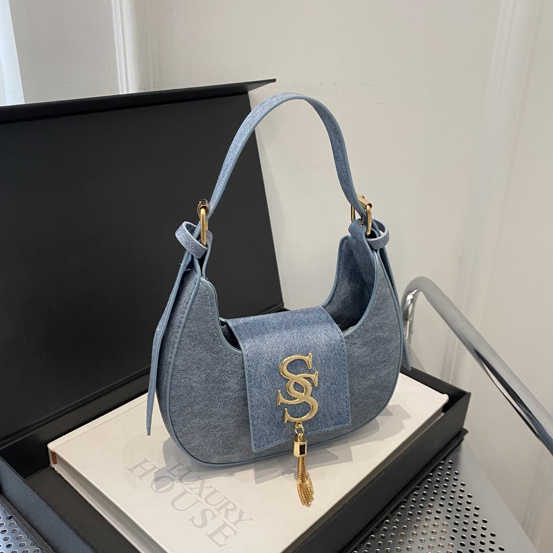 Trendy Hardware Letter 2025 Spring/Summer Simple New Elegant Personality Fashion Handbag Underarm Crescent Women's Bag