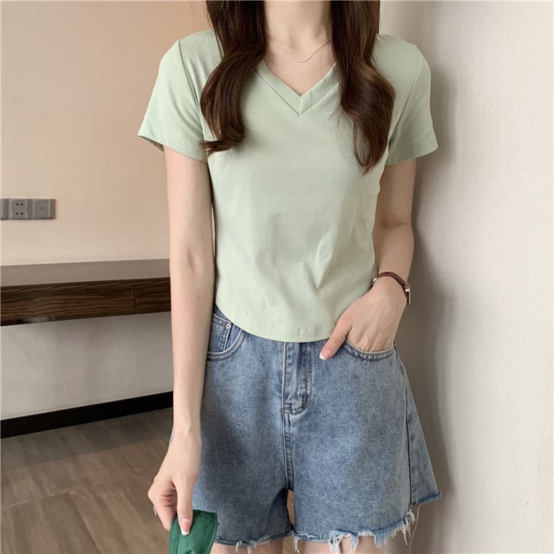 Korean-style curved hem short top for petites, new summer V-neck short-sleeve T-shirt, women's versatile basic tee