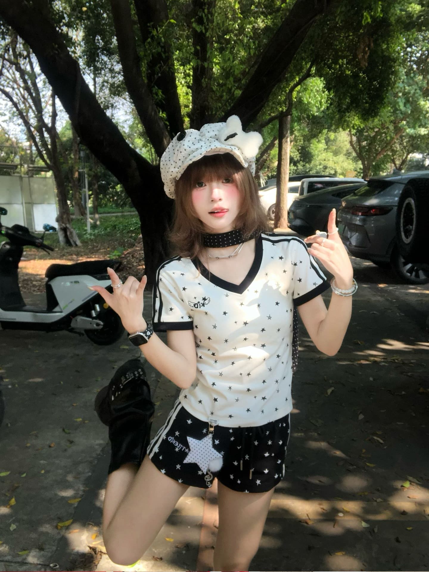 Good girl summer ootd outfit suit, slim v-neck star short T-shirt, casual black shorts, trendy two-piece set