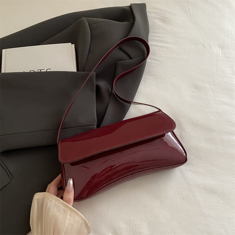 Cross-border red patent leather baguette armpit bag 2025 new fashion simple commuter flip retro red shoulder bag