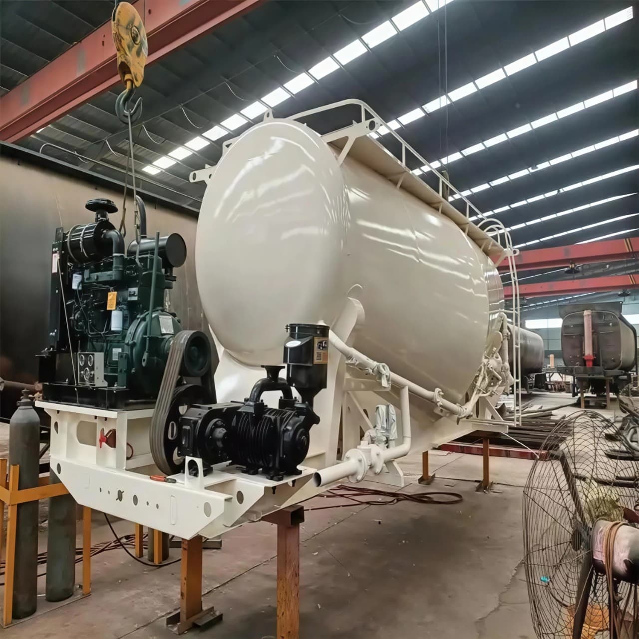 10 cubic meter bulk cement tank trucks for export to Southeast Asia; 18 cubic meter bulk cement tanks for on-site storage and use.
