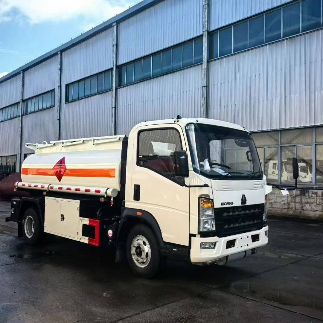 Export Middle East Sinotruk HOWO Light Truck 5-ton Oil Tanker, HOWO/8m³ Oil Transport Vehicle Refueling Truck, Factory Direct Supply
