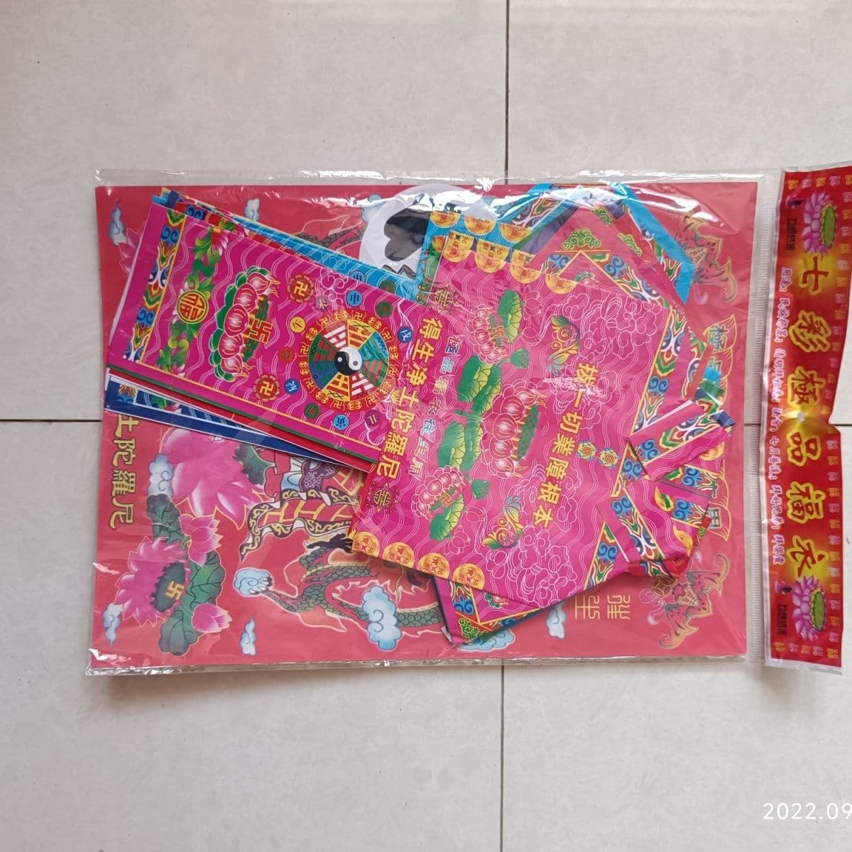 Colorful Afterlife Clothing, Colorful Blessing Clothing, Paper Clothes, Cold Weather Clothing, Clothing for the Cold Weather Festival, Qingming Festival, October 1st, Ancestor Worship, Burial Offerings