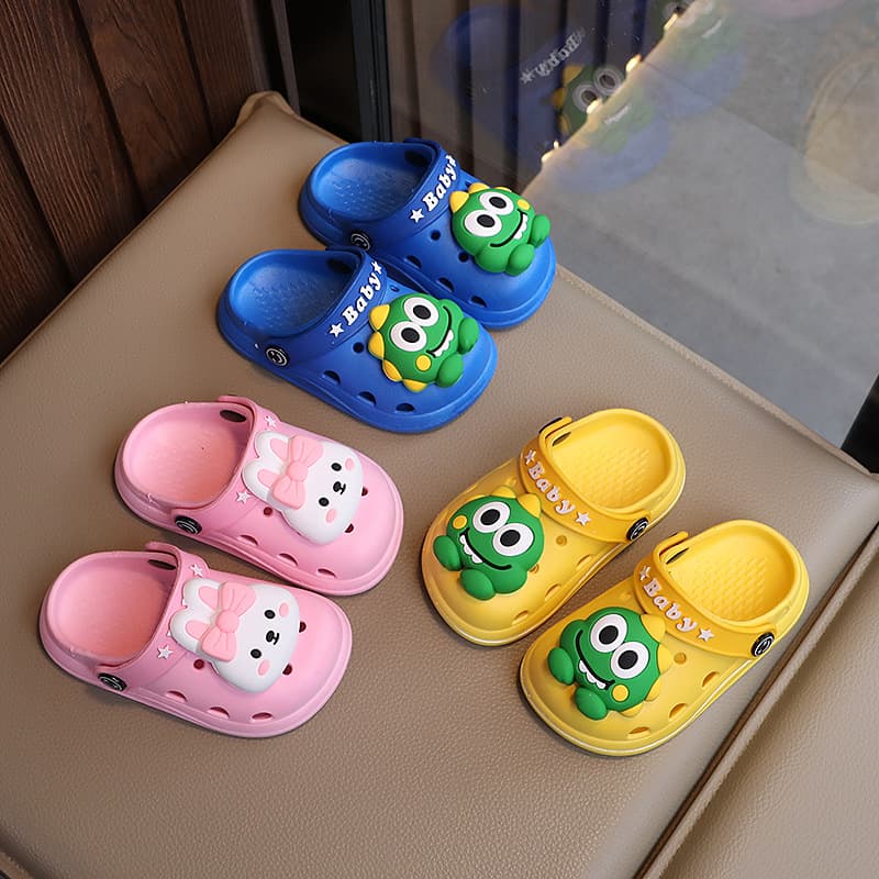 Wholesale cute cartoon breathable non-slip children's clogs, closed-toe, reversible household slippers for boys and girls.