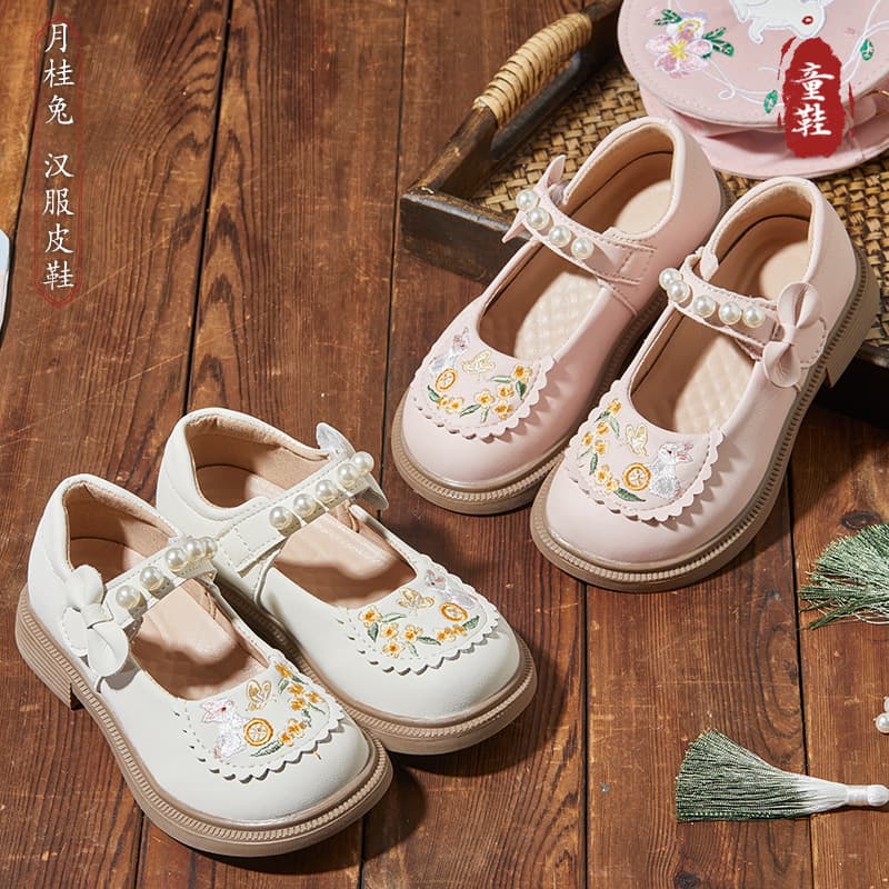 Children's embroidered shoes with laurel rabbit design, traditional Chinese style, soft sole, suitable for kindergarten girls.