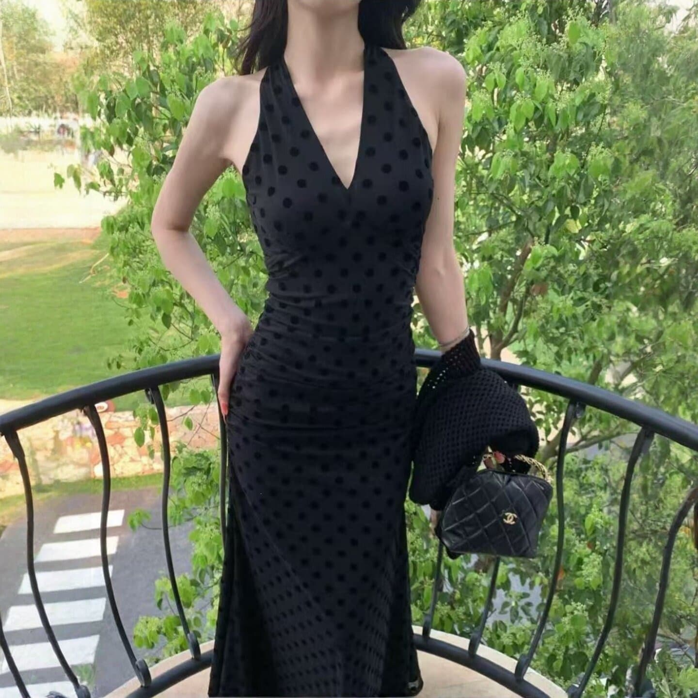 Fashionable French temperament polka dot V-neck halter dress for women in summer, good-looking slim waist and slim hip-covering long skirt