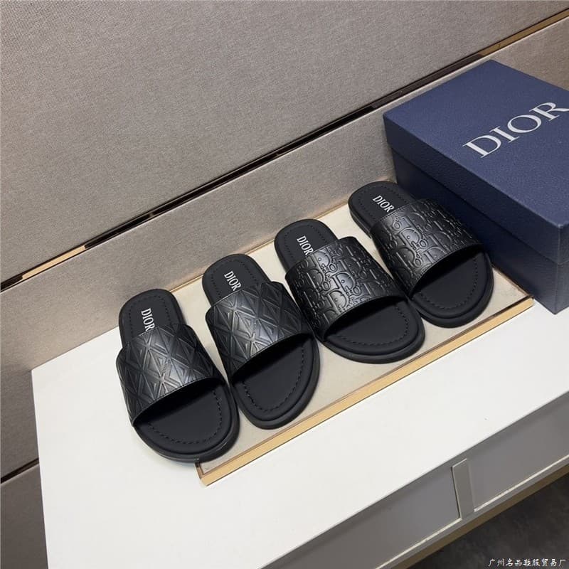 New Men's Casual Slippers, Trendy High-End Ins Style, Non-Slip Comfortable Beach Shoes, Stylish Outdoor Men's Slippers