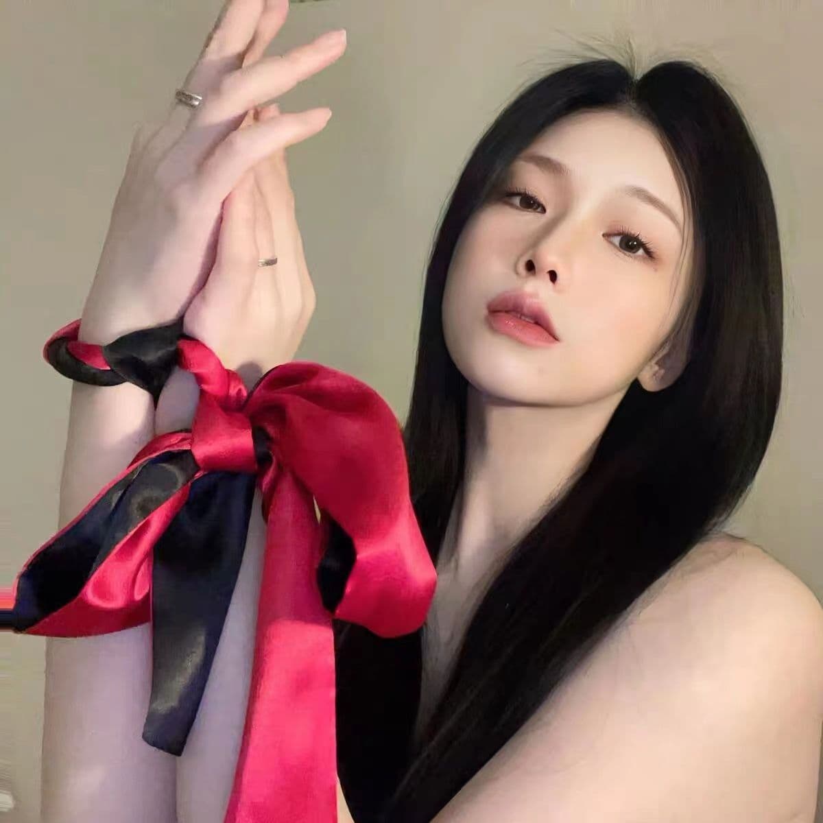 Ribbon Zhao Zhi Li Chun wanted to tie a blindfold, a light-blocking eye mask, a double-sided silk scarf, and a sexy face mask to tie her hands.