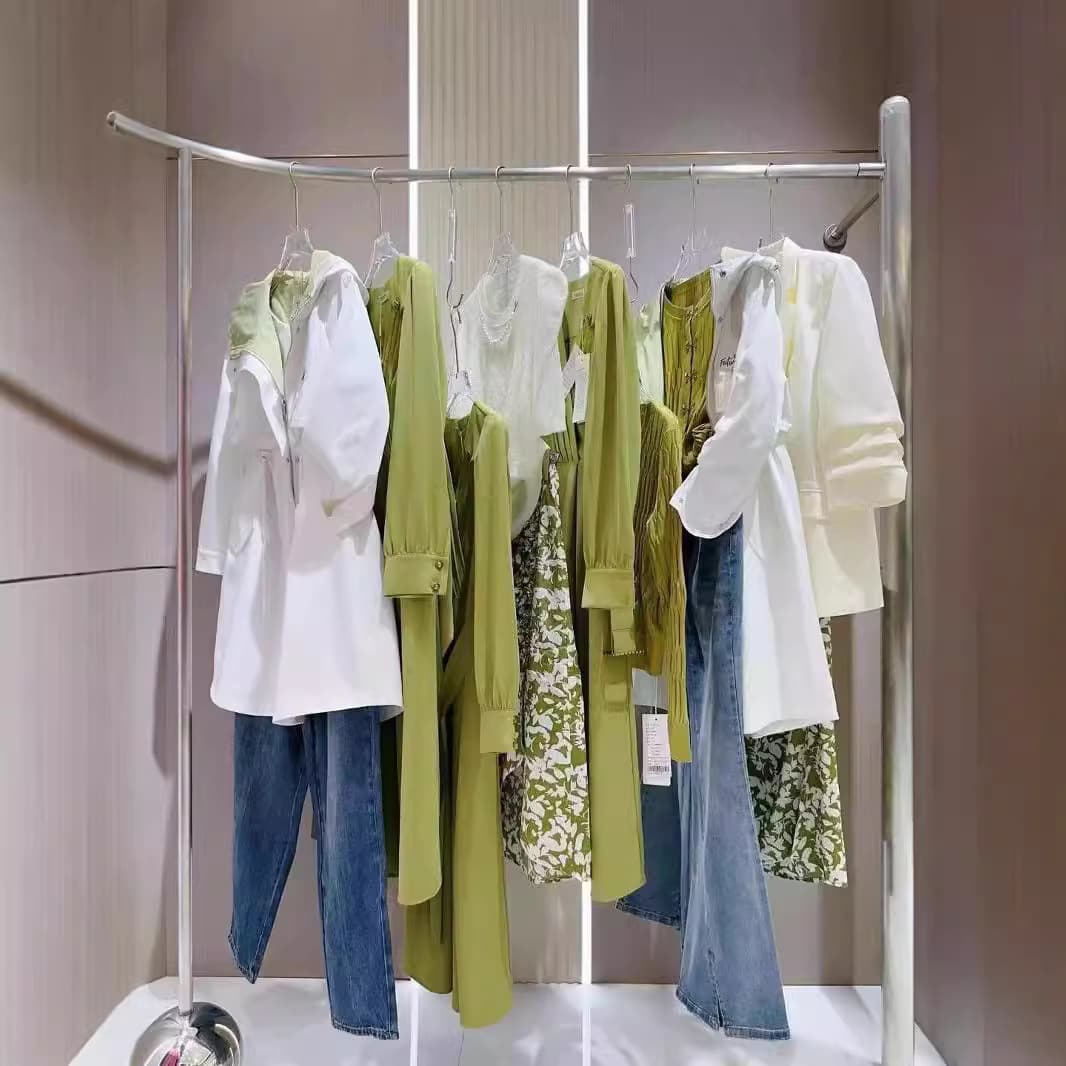 Mid-to-high-end brand women's clothing clearance sale, department store clearance, factory direct sales, physical store live streaming.